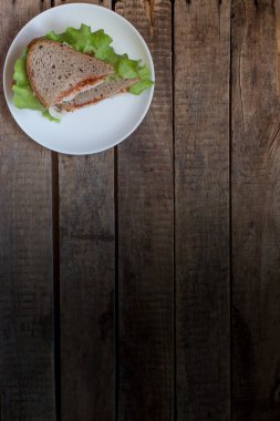 Açık sandviç, ekmek, salata, et, sos bahar