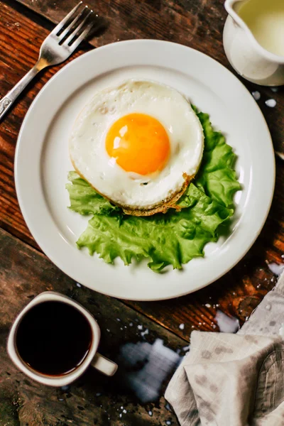 Huevos revueltos, café, huevos, desayuno caliente —  Fotos de Stock