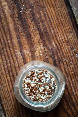 tohum karışımı: susam, haşhaş tohumu, keten masada bankada