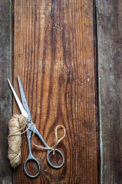 古いはさみと木製の背景上のスレッド — ストック写真