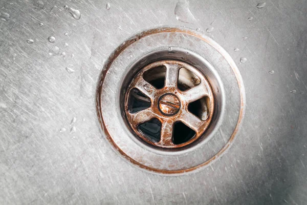 Trockene Küchenspüle mit Wassertropfen und schmutzigem Abfluss — Stockfoto