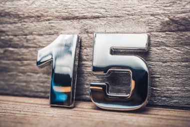 Krom Numara 15 Tahta bir duvara yaslanıyor