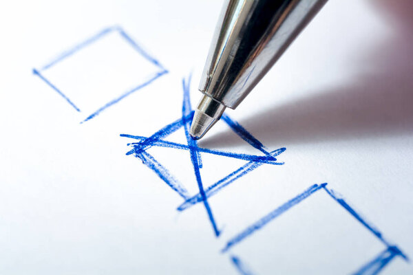 Выписывание чека в чекбоксе с ручкой на белой бумаге - Каждый голос считает концепцию