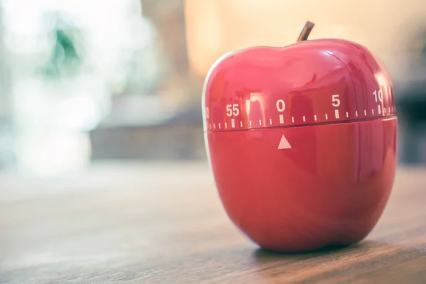 0 minutos - 1 hora - Temporizador de huevo de cocina rojo en forma de manzana en una mesa — Foto de Stock