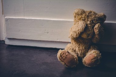 Terk Edilmiş Teddy Gözlerini Kapıyor, Kapıda Oturuyor - Çocuk İstismarı Konsepti
