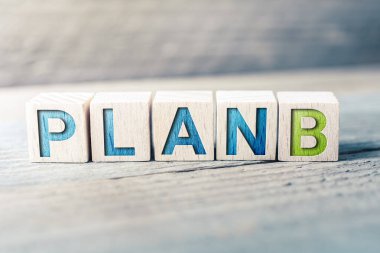 Tahta üzerindeki tahta bloklar tarafından oluşturulan B Planı - Alternatif Karar Kavramı