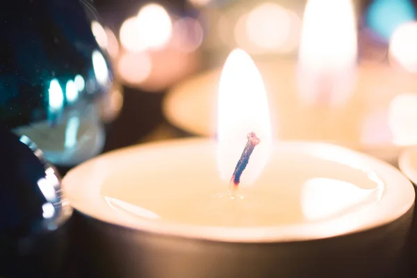Ontspannende theelicht met een Bokeh van verschillende kaarsen — Stockfoto