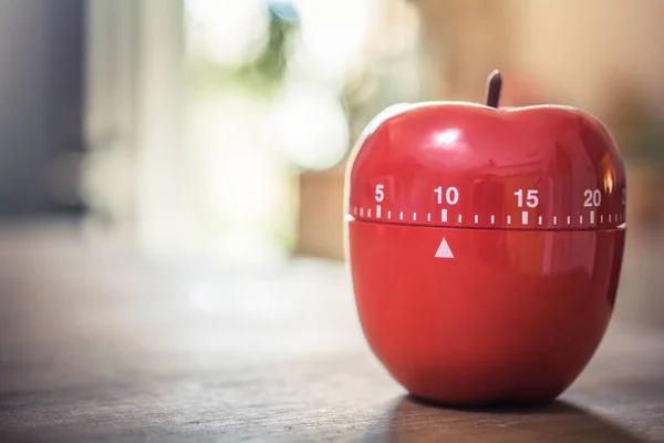 10 minutos - Temporizador de huevo de cocina rojo en forma de manzana en una mesa — Foto de Stock