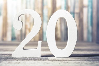 Gri bir tahtanın üzerinde 20 Numara duruyor.
