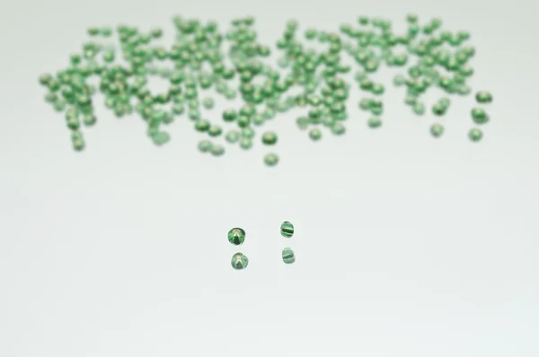 Samling av gröna genomskinligt glas rocailles pärlor — Stockfoto