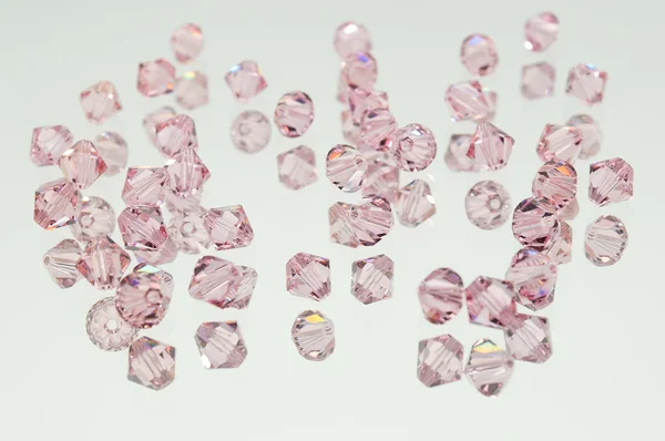 Sammlung von vielen fliegenden rosa Perlen — Stockfoto