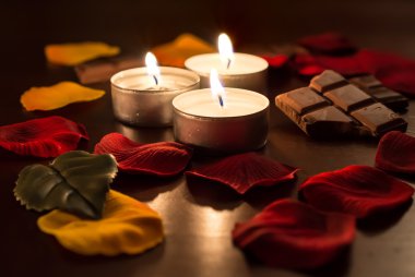 çikolata ve gül yaprakları ile romantik tealights