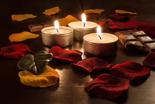Romantic Candelight With Chocolate and Rose Petals — ストック写真