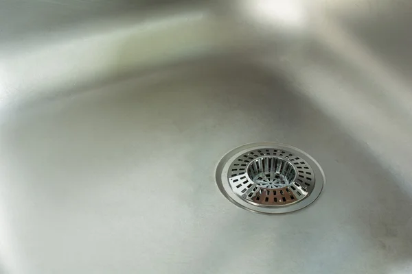 Krom drenaj süzgeç ile lavabo