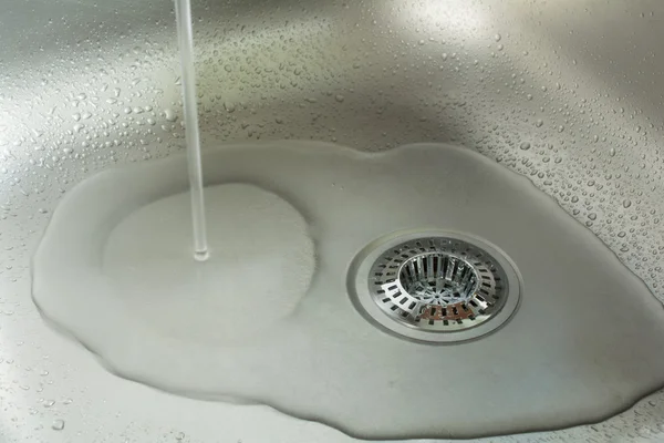 Sink With Waterdrops, Water Jet And Chrome Drain Strainer — Stock Photo, Image