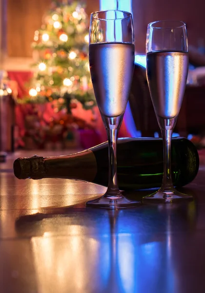 Silvester, 2 gözlük, şampanya ve bir Noel ağacı