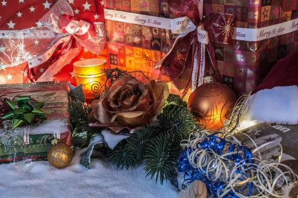 Decoración de Navidad con nieve y regalos —  Fotos de Stock