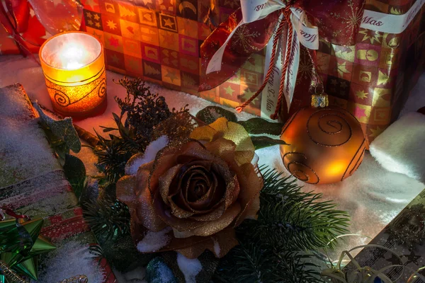 Decorazione natalizia con neve e candela — Foto Stock