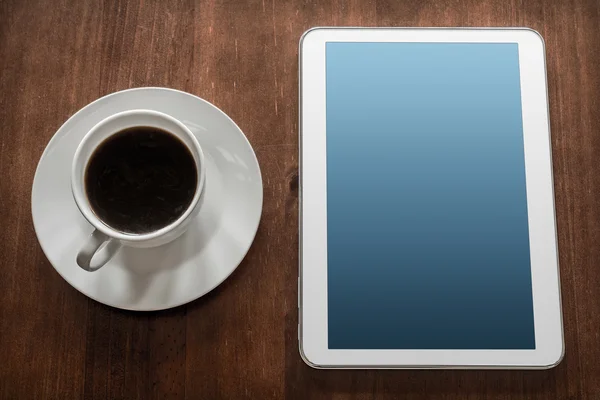 Tablet ve bir fincan kahve ile iş iş