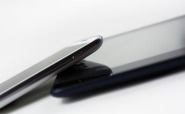 Beyaz Smartphone bir tablete yaslanmış