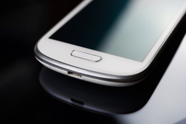 Beyaz bir Smartphone Tablet