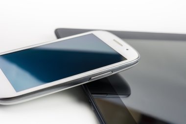 Beyaz Smartphone yaslanmış bir Tablet #3