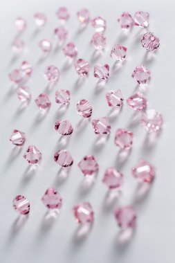Kristal beyaz kutu içinde birçok pembe çift topluluğu konisi