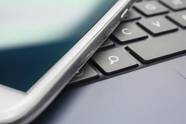 Um celular branco em um teclado com botão de pesquisa # 2 — Fotografia de Stock