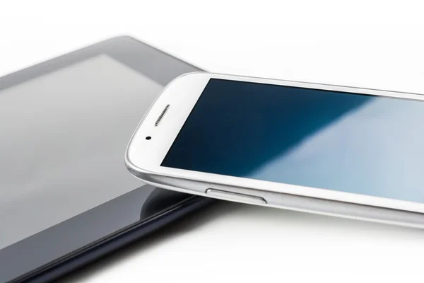 Vit Smartphone lutande på en tablett #2 — Stockfoto