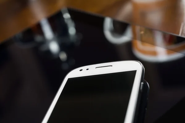 Smartphone i tabletka oprócz kawy idealna ekspres do kawy na stole — Zdjęcie stockowe