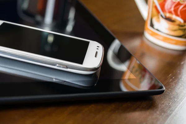 Lavoro d'affari con lo smartphone su una tavoletta, caffè e caffettiera — Foto Stock