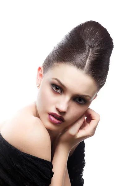 Retrato glamuroso de modelo de mujer hermosa con maquillaje diario fresco y peinado ondulado romántico. Resaltador brillante de moda en la piel, maquillaje de labios brillantes sexy y cejas oscuras — Foto de Stock