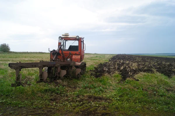 Traktor, plogen — Stockfoto