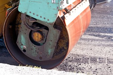 Yolda piste asfalt sıkıştırılmış .