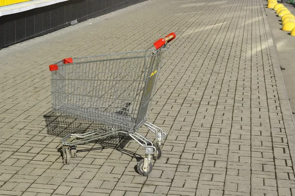 Lege winkel mandje supermarkt op de stoep — Stockfoto