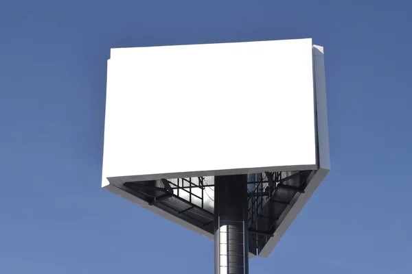 하늘 배경에 있는 빈 광고판 — 스톡 사진
