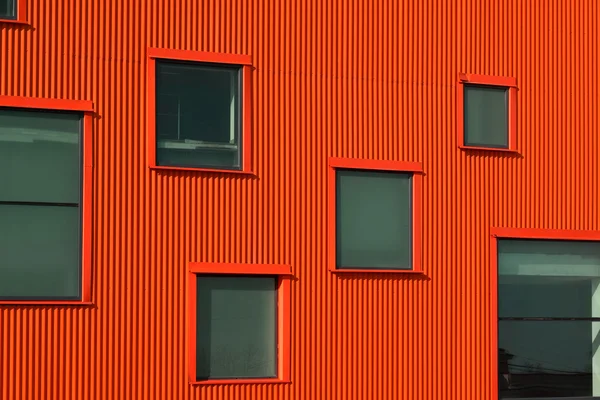 Différentes fenêtres sur le mur rouge — Photo