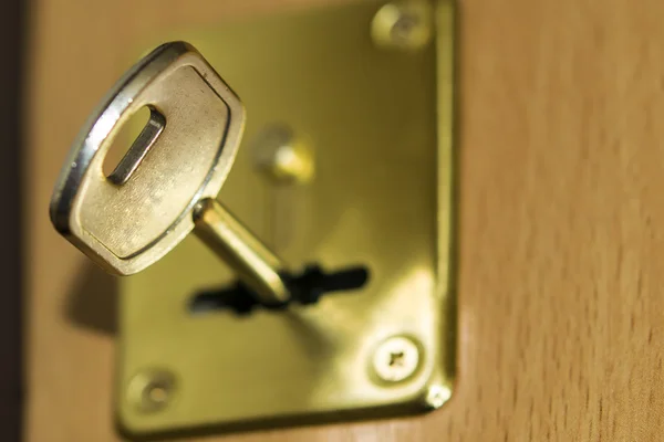 La chiave nella serratura della porta d'ingresso — Foto Stock