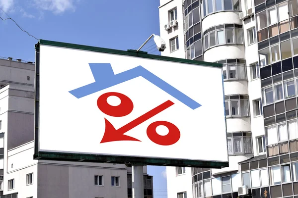 Un panneau d'affichage annonçant la vente de biens immobiliers — Photo