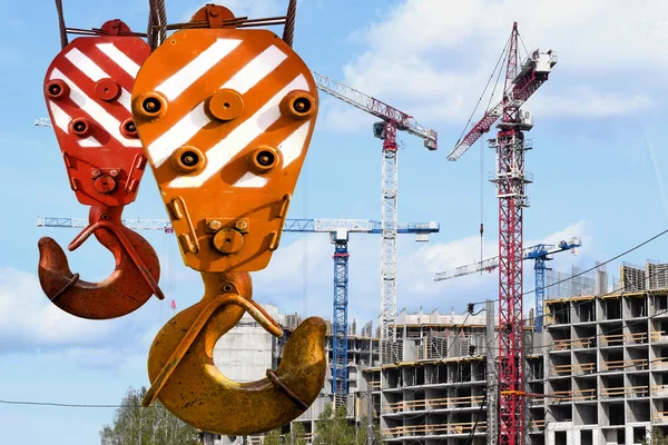 The hook of the elevating crane on a background of construction — Stock Photo, Image