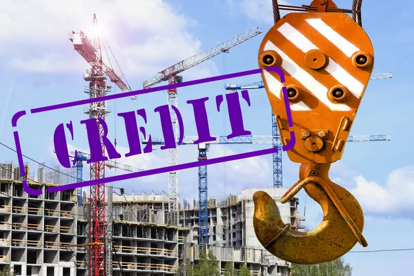 Le crochet de la grue et le timbre "crédit" contre la construction — Photo