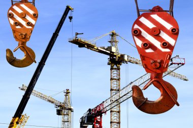 İnşaat bir arka plan üzerinde yükselen vinç kanca