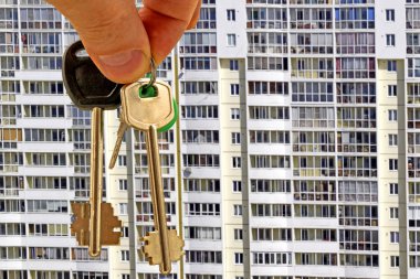 Evin anahtarları yeni evlerin arka planında.