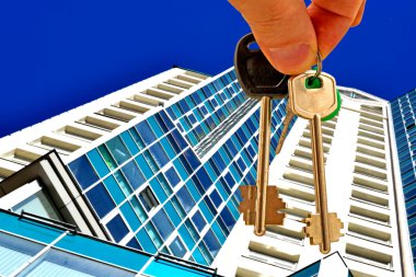 Evin anahtarları yeni evlerin arka planında.