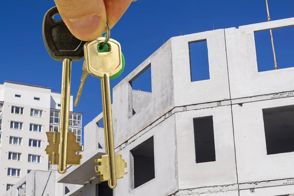 Clés de maison sur un fond de construction — Photo