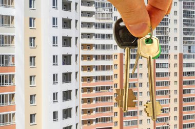 Evlerin zemin üzerine elinde dairenin anahtarları