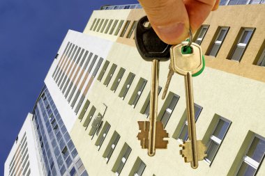 Evlerin zemin üzerine elinde dairenin anahtarları