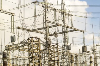 Yüksek gerilim enerji santrali gökyüzü arka plan üzerinde