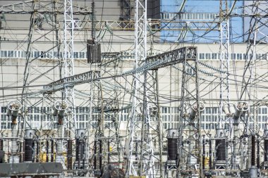 Yüksek gerilim enerji santrali gökyüzü arka plan üzerinde