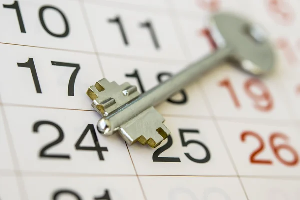 La llave del apartamento y el calendario —  Fotos de Stock